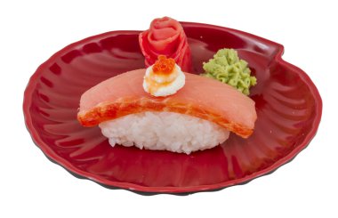 Beyaz arka plan ile Somon suşi