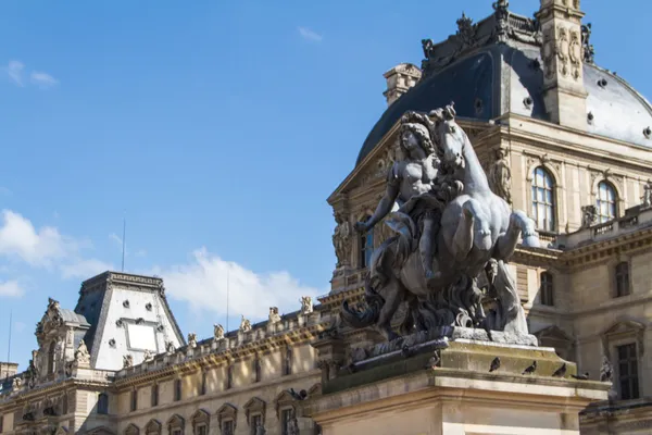 PARIS - JUNHO 7: Edifício do Louvre em 7 de junho de 2012 no Museu do Louvre — Fotografia de Stock