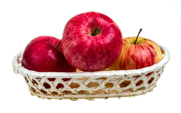 Manzanas rojas frescas en el plato aisladas sobre fondo blanco — Foto de Stock