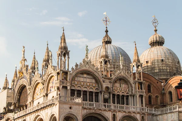 Bazilika svatého značky, katedrála, kostelní sochy mozaiky detaily Dóžecí palác Benátky Itálie — Stock fotografie