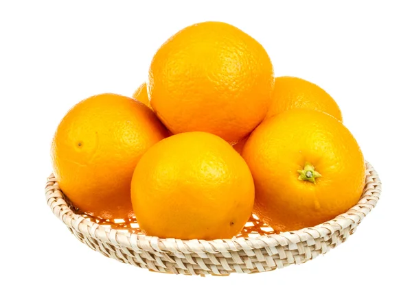 Monte de laranjas no prato no fundo branco — Fotografia de Stock