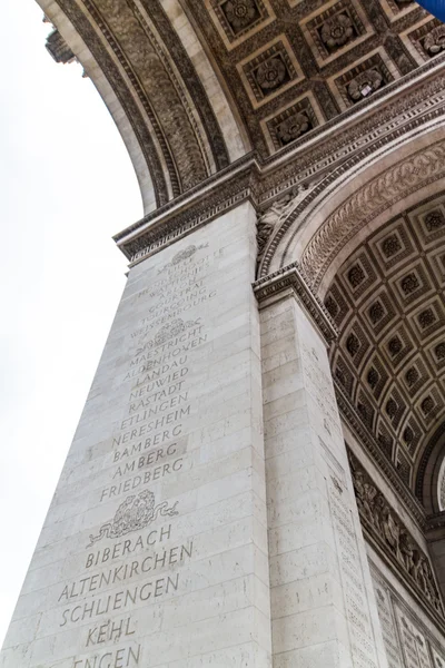 Pohled na oblouku triumf kolotoč a tuileries zahrady, Paříž, fr — Stock fotografie