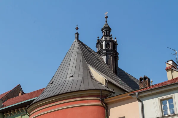 Krakow eski kasaba küçük kare üzerinde binalar — Stok fotoğraf