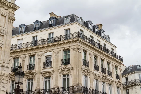 Pohled na oblouku triumf kolotoč a tuileries zahrady, Paříž, fr — Stock fotografie