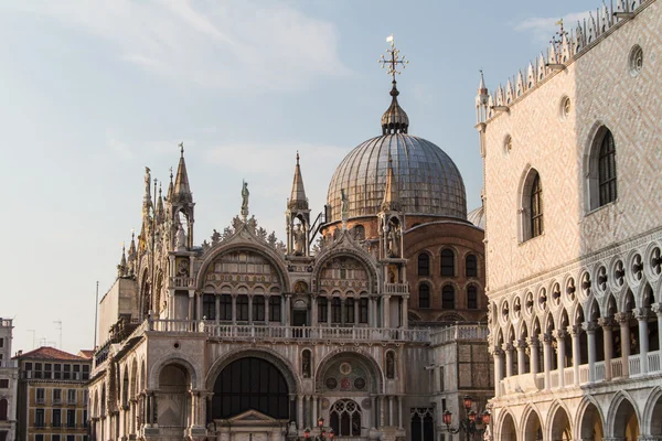 Bazilica Saint Marks, Catedrala, Mozaicuri statui bisericesti Detalii Palatul Dogilor Venetia Italia — Fotografie, imagine de stoc