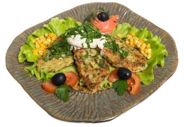 patates somon bir tabak kızarmış pirzola