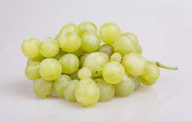Taze yeşil üzümler. Beyazda izole edilmiş