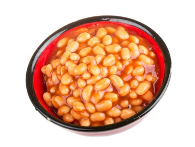 Kuru fasulye domates soslu bir tabakta arpacık ile marine edilmiş