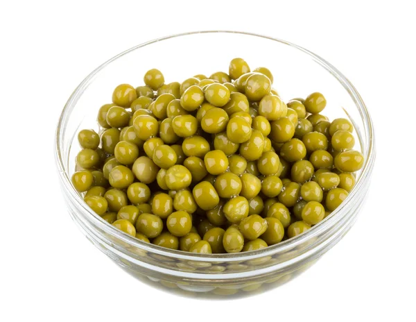 arka plan beyaz bir kase içinde izole, yeşil bezelye