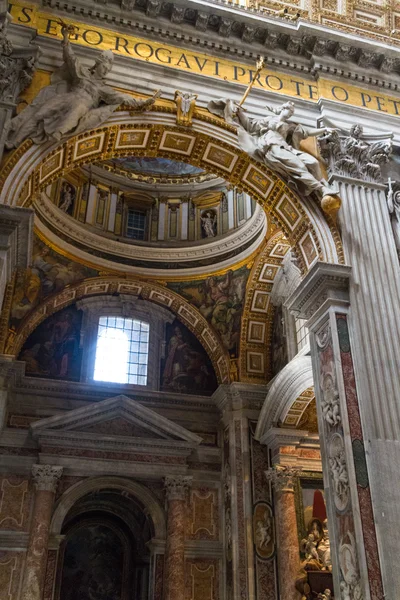 Stor kyrka i centrala Rom, Italien. — Stockfoto