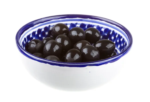 Aceitunas negras regadas con aceite de oliva en un tazón aislado sobre un hueso —  Fotos de Stock