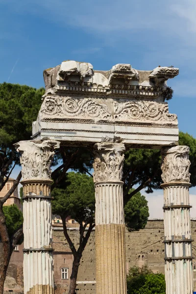 Building ruins and ancient columns in Rome, Italy — Stock Photo, Image