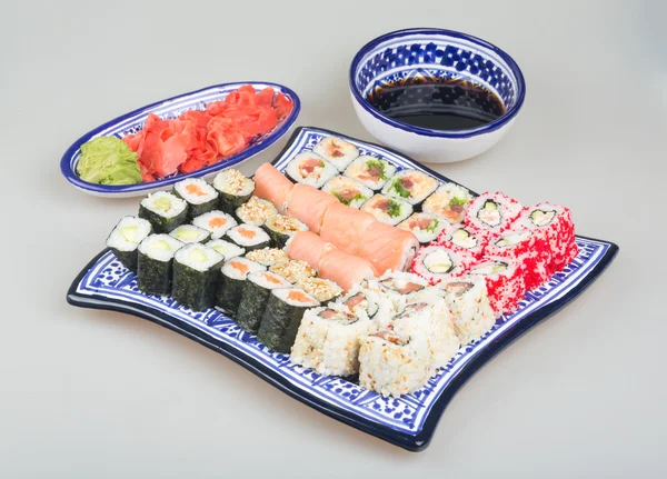 Sushi set - olika typer av maki sushi och nigiri sushi — Stockfoto