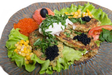 patates somon bir tabak kızarmış pirzola