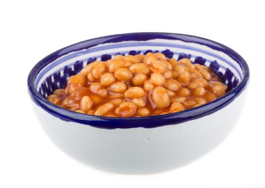 Kuru fasulye domates soslu bir tabakta arpacık ile marine edilmiş