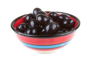 Siyah Zeytin zeytinyağı bir whit izole bir kase ile sulanır.