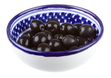 Siyah Zeytin zeytinyağı bir whit izole bir kase ile sulanır.