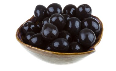 Siyah Zeytin zeytinyağı bir whit izole bir kase ile sulanır.
