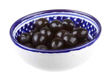 Siyah Zeytin zeytinyağı bir whit izole bir kase ile sulanır.