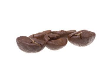 Beyaz arka planda izole kahve çekirdekleri
