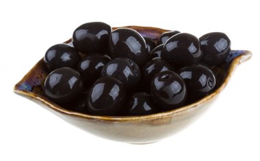 Siyah Zeytin zeytinyağı bir whit izole bir kase ile sulanır.