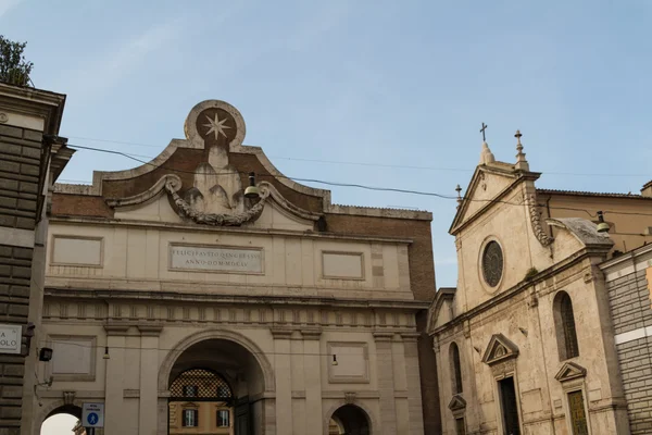 Rom, Italien. berömda porta del popolo stadsport. — Stockfoto