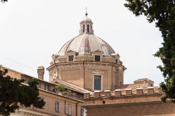 Grande église dans le centre de Rome, Italie . — Photo