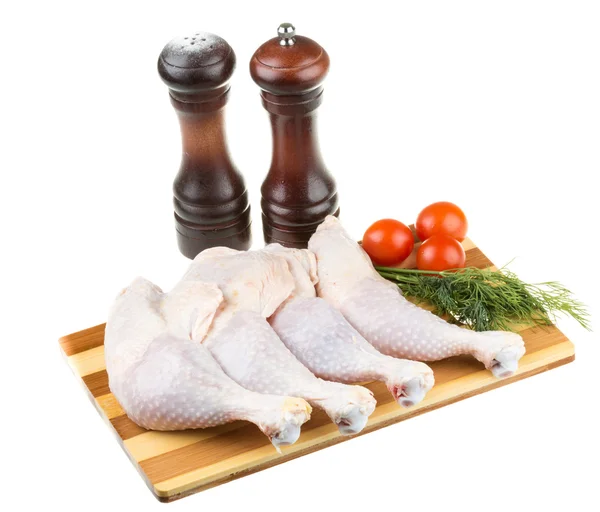 Čerstvé syrové kuřecí křídla na prkénko s roma rajčata — Stock fotografie