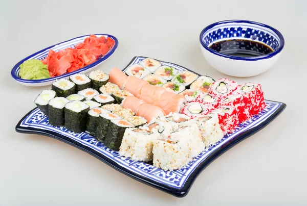 Sushi set - olika typer av maki sushi och nigiri sushi — Stockfoto