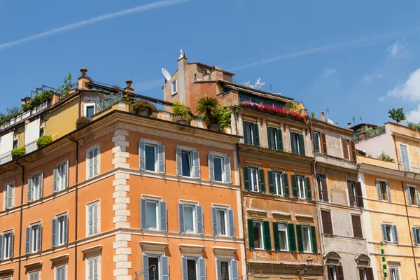 Roma, Itália. Detalhes arquitetônicos típicos da cidade velha — Fotografia de Stock