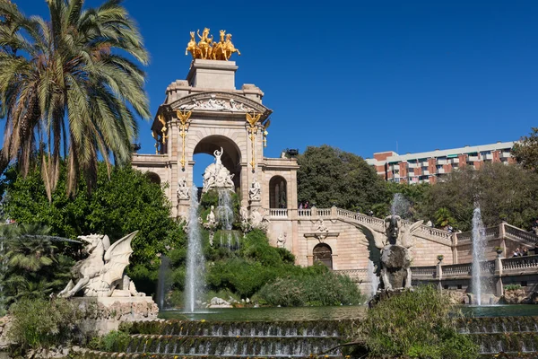 Barcelona ciudadela park jezioro fontanna z kwadrygi złoty z — Zdjęcie stockowe