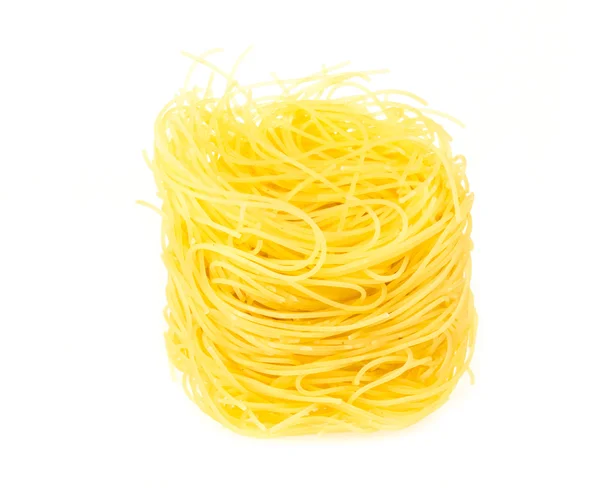 Uma porção de macarrão italiano tagliatelle isolado em branco — Fotografia de Stock