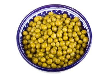 arka plan beyaz bir kase içinde izole, yeşil bezelye