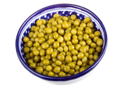 arka plan beyaz bir kase içinde izole, yeşil bezelye