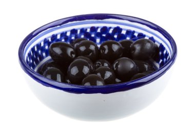 Siyah Zeytin zeytinyağı bir whit izole bir kase ile sulanır.