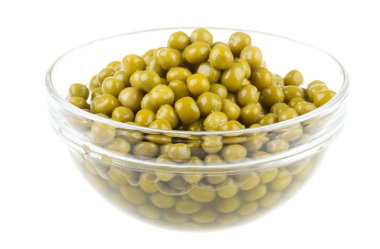 arka plan beyaz bir kase içinde izole, yeşil bezelye