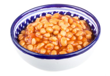 Kuru fasulye domates soslu bir tabakta arpacık ile marine edilmiş