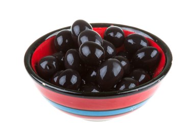 Siyah Zeytin zeytinyağı bir whit izole bir kase ile sulanır.