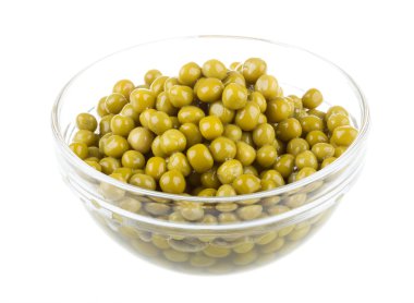 arka plan beyaz bir kase içinde izole, yeşil bezelye