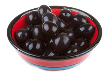 Siyah Zeytin zeytinyağı bir whit izole bir kase ile sulanır.