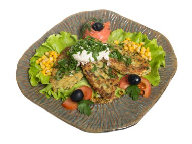 patates somon bir tabak kızarmış pirzola