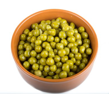 arka plan beyaz bir kase içinde izole, yeşil bezelye