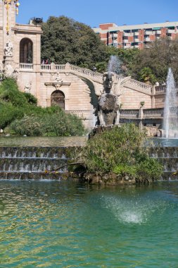 Barcelona ciudadela park lake çeşme altın quadriga ile bir