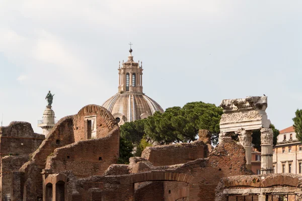 Edificio de ruinas y antiguas columnas en Roma, Italia — Foto de Stock