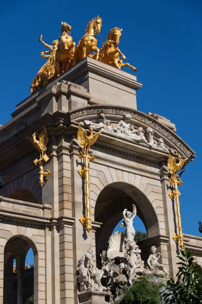 Barcelona ciudadela park tó szökőkúttal a golden quadriga — Stock Fotó