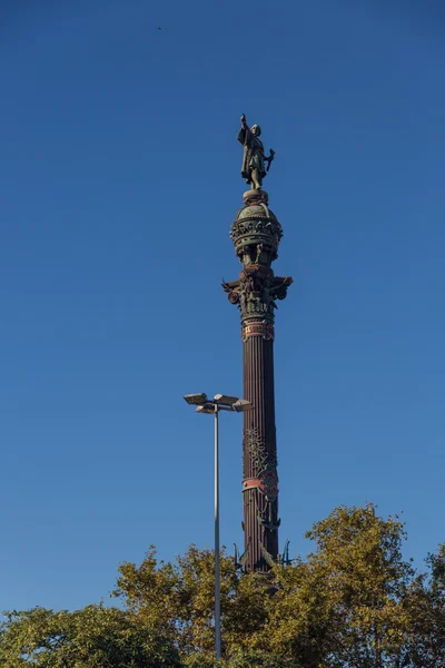 Columbus oszlopa, a barcelonai habour, a végén a híres el Miguelete katedrális — Stock Fotó
