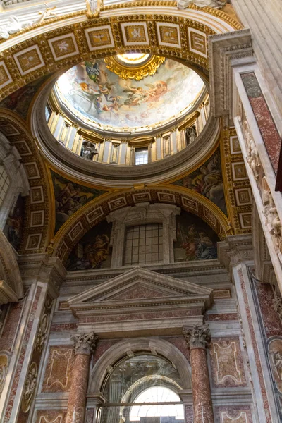 Stor kyrka i centrala Rom, Italien. — Stockfoto