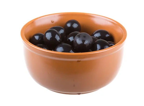 Aceitunas negras regadas con aceite de oliva en un tazón aislado sobre un hueso —  Fotos de Stock