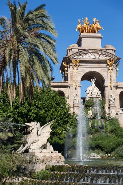 Barcelona ciudadela park lake fontein met gouden quadriga van een — Stockfoto