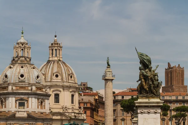 Chiesa del santissimo nome di maria al foro traiano und santa ma — Stockfoto